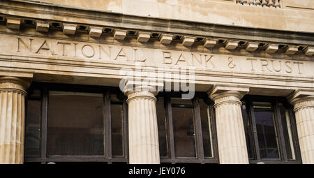 National Bank & Trust gravée en façade en pierre avec des colonnes Banque D'Images