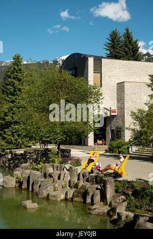 Le Whistler Village sur une journée ensoleillée. Whistler, BC, Canada. Banque D'Images