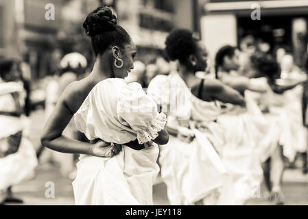 Danseurs dans Caraïbes parade dans la rue Sainte-Catherine à Montréal Canada Banque D'Images