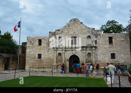 Les touristes se rassembler devant l'Alamo à San Antonio pour prendre des photos et de visiter le musée dédié à l'indépendance texane. Banque D'Images