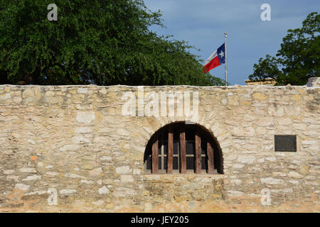 Une fenêtre le long du mur de la rue à l'Alamo à San Antonio. Banque D'Images