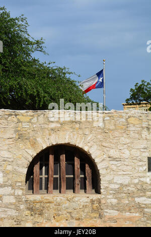 Une fenêtre le long du mur de la rue à l'Alamo à San Antonio. Banque D'Images