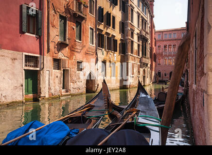 Deux gondoles dans une petite ville médiévale pittoresque canal. Venise, Italie Banque D'Images