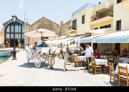 Propriétaire de restaurant l'alimentation d'un cheval, la Ville de La Canée, Crète, Grèce Banque D'Images