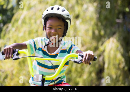 Une sportive moto enfant équitation Banque D'Images