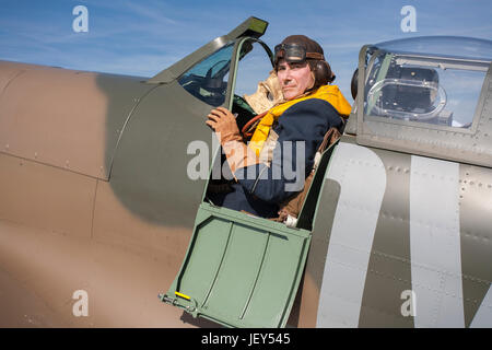 RAF pilote d'aviation Bataille d'Angleterre portant 32 peint jaune maewest modèle Type B Type de casque masque D Mkllla Gauntle modèle 1933 et lunettes Banque D'Images