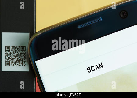 Scan QR code sur l'emballage du produit close-up. L'analyse de l'application Mobile QR code Banque D'Images