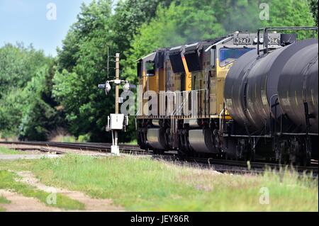 Deux locomotives conduire un train en direction de l'Union Pacific feight avec un mélange composé de marchandises à un passage à niveau. Banque D'Images