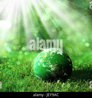 Image conceptuelle du globe sur un paysage verdoyant et de la lumière. La NASA meublé image utilisée pour cette image. Banque D'Images