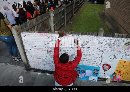 La Tour de Londres, Grenfell , Familles et amis écrit sur le mur de condoléances à la suite de l'incendie Banque D'Images