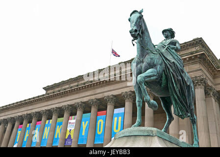 Statue de la reine Victoria sur l'extérieur de St George's Hall,Liverpool Lime Street, Banque D'Images