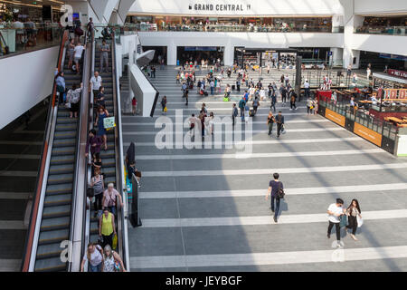 Grand Central, d'un centre commercial dans le centre de Birmingham, en Angleterre, au-dessus de nouveau Steet. Les consommateurs et les voyageurs se mêlent entre magasins et cafés Banque D'Images