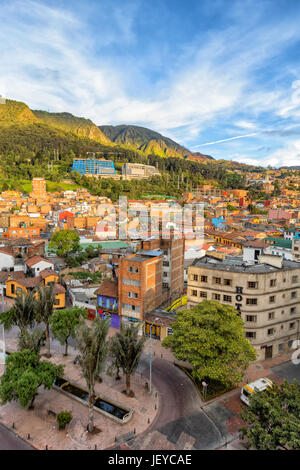 Vue Portrait du journaliste's Park Monserrate et avec la candelaria district de Bogota, Colombie. Banque D'Images