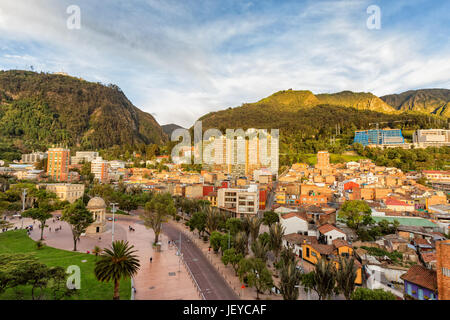 La fin de l'après-midi vue du Parc du journaliste avec le Monserrate et candelaria district de Bogota, Colombie. Banque D'Images