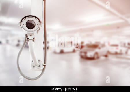 Caméra de sécurité CCTV avec parking voiture floue background Banque D'Images