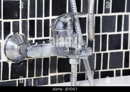 L'eau de robinet robinet baignoire dans la salle de bains Banque D'Images