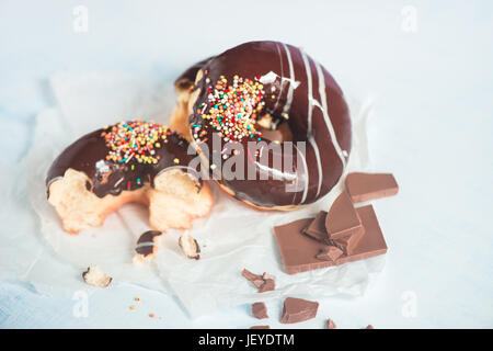 Chocolat glacé avec des beignets et saupoudre de cannelle sur un fond de bois blanc Banque D'Images