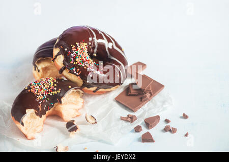 Chocolat glacé avec des beignets et saupoudre de cannelle sur un fond de bois blanc Banque D'Images
