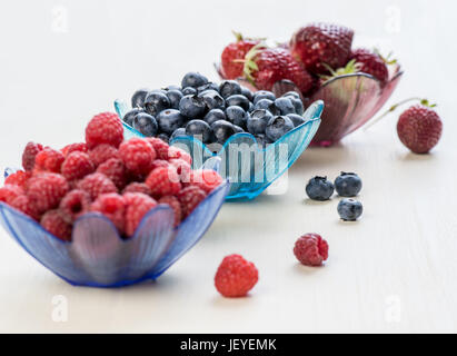 Des portions de fruits d'été dans des bols de couleur Banque D'Images