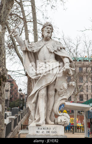 Madrid, Espagne - 26 février 2017 : Sculpture de Ramiro I des Asturies, à la Plaza de Oriente, Madrid. Il était le roi des Asturies de 842 jusqu'à sa mort Banque D'Images