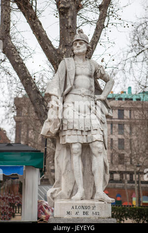 Madrid, Espagne - 26 février 2017 : Sculpture de Alonso II Roi à Plaza de Oriente, Madrid. Surnommé le Chaste, était le roi des Asturies jusqu'à 842 Banque D'Images