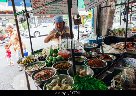 Bangkok, Thaïlande - 11 septembre 2016 : vendeur vend la nourriture sur la rue le 11 septembre 2016 à Bangkok, Thaïlande Banque D'Images