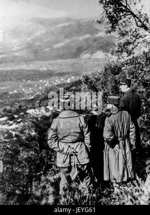 Le général Charles de gaulle inspecte le front italien avec le général alphonse juin Banque D'Images