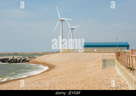 Les producteurs d'électricité éolienne sur le mur du port à Port Shoreham, West Sussex, Angleterre Banque D'Images