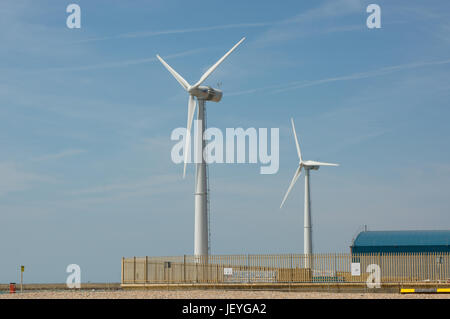 Les producteurs d'électricité éolienne sur le mur du port à Port Shoreham, West Sussex, Angleterre Banque D'Images