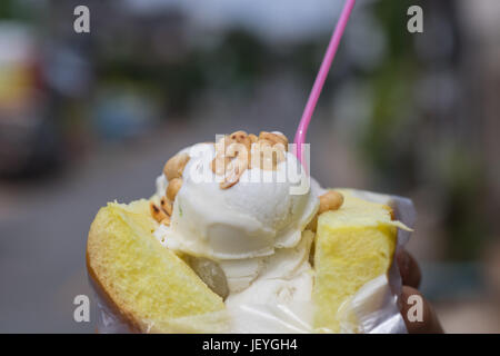 Coconut ice-cream sur du pain à l'arachide garniture.célèbre summer street dessert en Thaïlande Banque D'Images