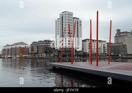 Structures métalliques rouge dans le Grand Canal Square à la rivière Liffey à Dublin, Irlande Banque D'Images