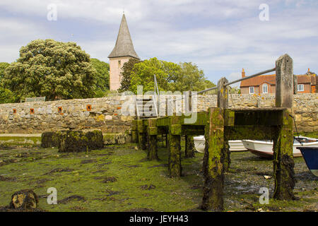 Une petite jetée en bois couverte de balanes et d'algues dans le port de Bosham village de West Sussex dans le sud de l'Angleterre Banque D'Images