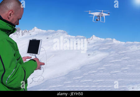 Traitement des mains de l'homme paysage alpin en hiver drone panorama Banque D'Images