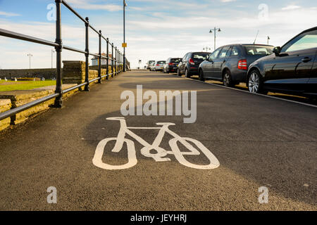 Symbole de la piste cyclable sur la chaussée dans la zone peinte Porthcawl. Le Pays de Galles. UK Banque D'Images