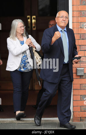 Les gens quittant Parr Hall, Warrington, où le Service des poursuites de la Couronne l'a dit, le commandant David match Hillsborough Duckenfield, ancien directeur de la police Sir Norman Bettison et quatre autres personnes ont été inculpés d'infractions liées à la catastrophe de Hillsborough. Banque D'Images