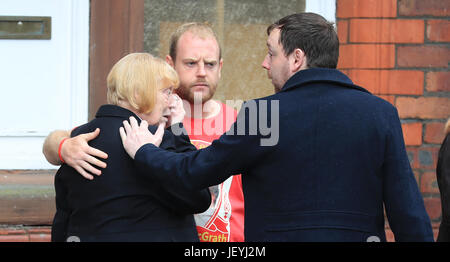 Les gens quittant Parr Hall, Warrington, où le Service des poursuites de la Couronne l'a dit, le commandant David match Hillsborough Duckenfield, ancien directeur de la police Sir Norman Bettison et quatre autres personnes ont été inculpés d'infractions liées à la catastrophe de Hillsborough. Banque D'Images