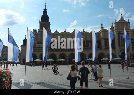 Drapeaux en face de la Halle aux Draps (Sukiennice) dans la place principale (Rynek Główny) de la vieille ville de Cracovie, Pologne, Europe Centrale et Orientale, juin 2017. Banque D'Images