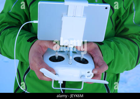 Traitement des mains de l'homme paysage alpin en hiver drone panorama Banque D'Images