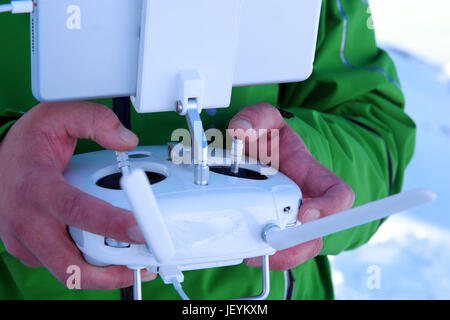 Traitement des mains de l'homme paysage alpin en hiver drone panorama Banque D'Images