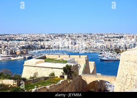 Vue vers Senglea Vittoriosa et vu de La Valette, La Valette, Malte, Europe. Banque D'Images