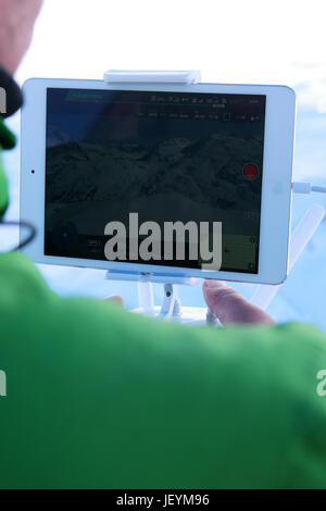 Traitement des mains de l'homme paysage alpin en hiver drone panorama Banque D'Images