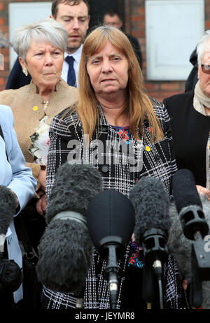 Margaret Aspinall parle aux médias en dehors de Parr Hall, Warrington, où le Service des poursuites de la Couronne a déclaré le commandant David match Hillsborough Duckenfield, ancien directeur de la police Sir Norman Bettison et quatre autres personnes ont été inculpés d'infractions liées à la catastrophe de Hillsborough. Banque D'Images