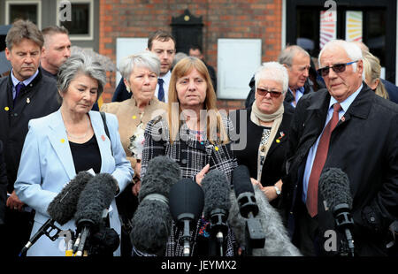 Margaret Aspinall (centre) s'adresse aux médias à l'extérieur Parr Hall, Warrington, où le Service des poursuites de la Couronne a déclaré le commandant David match Hillsborough Duckenfield, ancien directeur de la police Sir Norman Bettison et quatre autres personnes ont été inculpés d'infractions liées à la catastrophe de Hillsborough. Banque D'Images