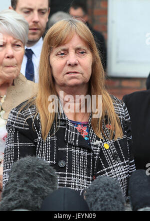 Margaret Aspinall parle aux médias en dehors de Parr Hall, Warrington, où le Service des poursuites de la Couronne a déclaré le commandant David match Hillsborough Duckenfield, ancien directeur de la police Sir Norman Bettison et quatre autres personnes ont été inculpés d'infractions liées à la catastrophe de Hillsborough. Banque D'Images