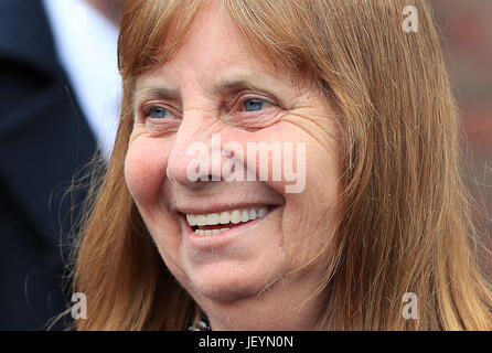 Margaret Aspinall parle aux médias en dehors de Parr Hall, Warrington, où le Service des poursuites de la Couronne a déclaré le commandant David match Hillsborough Duckenfield, ancien directeur de la police Sir Norman Bettison et quatre autres personnes ont été inculpés d'infractions liées à la catastrophe de Hillsborough. Banque D'Images