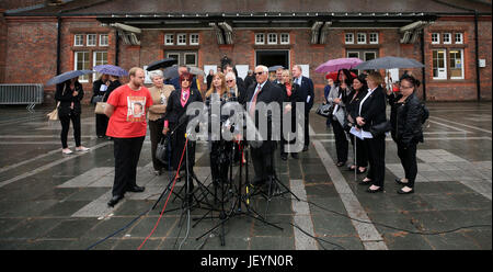 Les amis et la famille des victimes de parler aux médias en dehors de Parr Hall, Warrington, où le Service des poursuites de la Couronne a déclaré le commandant David match Hillsborough Duckenfield, ancien directeur de la police Sir Norman Bettison et quatre autres personnes ont été inculpés d'infractions liées à la catastrophe de Hillsborough. Banque D'Images