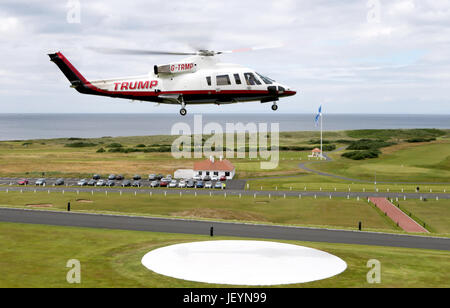 Eric Trump, fils du président américain Donald Trump, voyages dans le Trump hélicoptère après l'ouverture du nouveau terrain de golf à Trump Turnberry dans l'Ayrshire. Banque D'Images