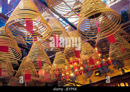 L'encens qui brûle dans le Temple Man Mo, le plus célèbre temple Taoïste à Hong Kong, Chine Banque D'Images