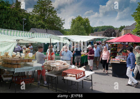 Marché de Bakewell, Derbyshire, Angleterre.Le plus grand marché de la Broye, Bakewell marché décrochage occupe deux sites et a 162 étals ordinaire Banque D'Images