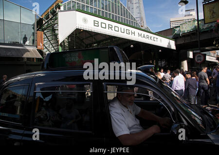 Borough Market rouvre au public après avoir été fermée à Londres, Angleterre, Royaume-Uni. Tout était revenu à la normale avec des personnes et des travailleurs autour de la zone du pont de Londres, sortir après le travail à la Porter du marché pub, qui a été fermé à la suite de l'attaque terroriste de London Bridge. Les amis traînent comme normal pour les boissons sur un soir d'été. Banque D'Images